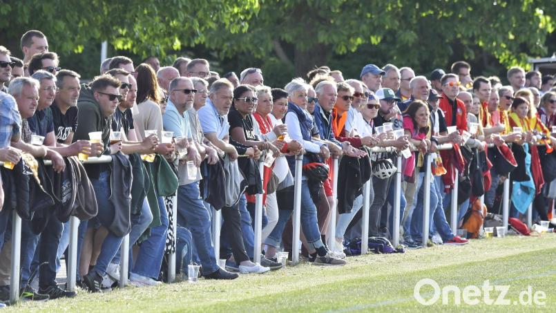 Die Relegation wird wieder viele Zuschauer anlocken. Nun stehen die Paarungen für die Bezirksliga-Relegation fest. Symbolbild: Hubert Ziegler