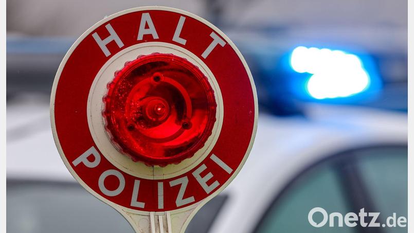 Flucht vor der Kontrolle: Der 19-jährige Fahrer raste in einem Sportwagen vor der Polizeistreife davon. (Symbolbild) Bild: Jan Woitas/dpa