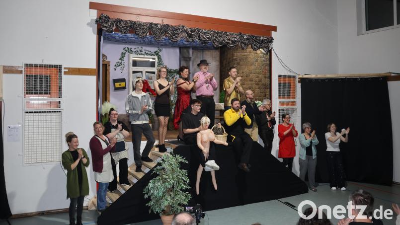 Die Darsteller wurden am Ende zu Recht mit stehendem Applaus belohnt. Bild: rpp