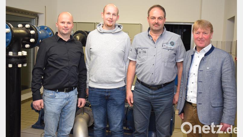 Ausdrücklich dankte der ZV-Vorsitzende, Bürgermeister Markus Schiesl (rechts), den Wasserwarten Jürgen Obendorfer (links) und Richard Setzer (Zweiter von rechts) für ihre geleistete Arbeit. Neu im Team ist Christian Schrott (Zweiter von links). Bild: bnr