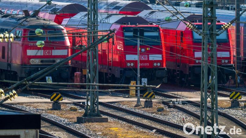 Züge der Regionalbahn. (Symbolbild) Bild: Peter Kneffel/dpa