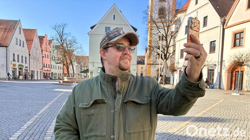 Das Handy gezückt, produziert Influencer Tibor Bauer Inhalte für seinen Tiktok-Account. Dort gibt er Tipps zum Umgang mit Überschuldung und negativen Schufa-Einträgen. Bild: zre