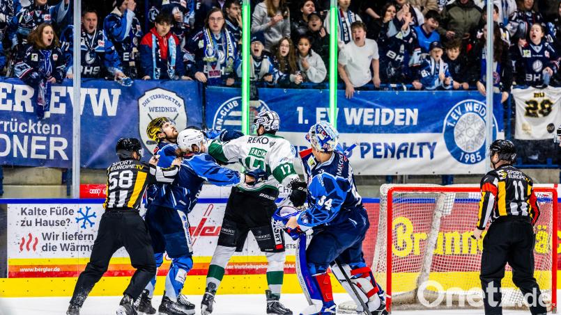 Der Bietigheimer Marek Racuk (helles Trikot) "touchiert" Alex-Olivier Voyer in dieser Szene im Gesicht. Bei der 2:5-Niederlage konnten die Blue Devils nicht ganz an die Leistung aus dem Oberpfalz-Derby anknüpfen. Bild: Tobias Neubert