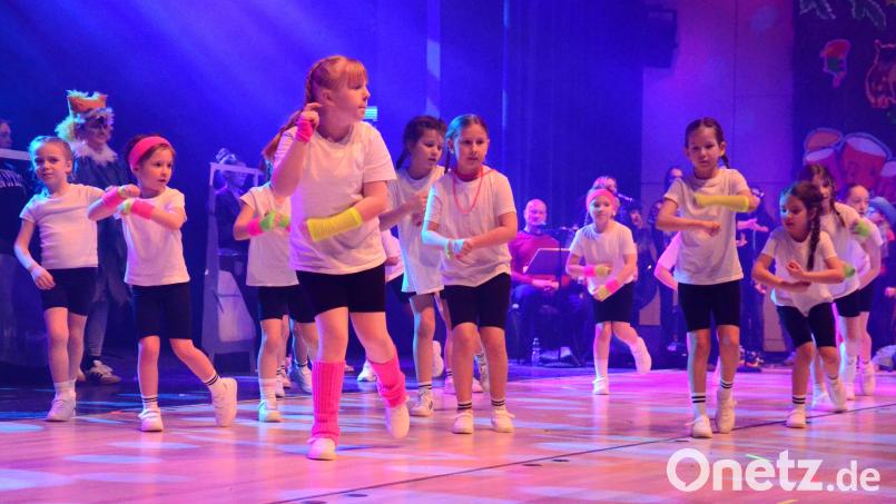 Die Tanzchoreografien sitzen, große wie kleine Kinder haben ihren Spaß auf der Showbühne. Bild: Kunz
