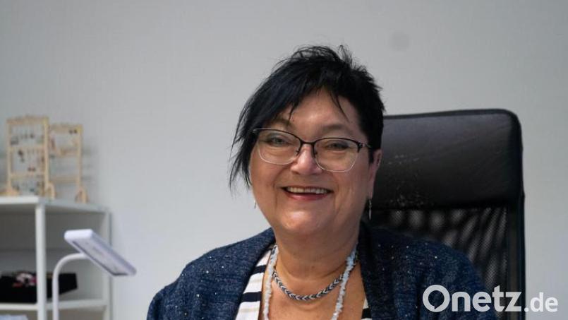 Kerstin Rau, besser bekannt als „Schmuckmuddi“, zieht nach dem großen Erfolg im vergangenen Jahr wieder in die Pop-Up-Fläche in der Bahnhofstraße 9 ein. Bild: Franziska Farr