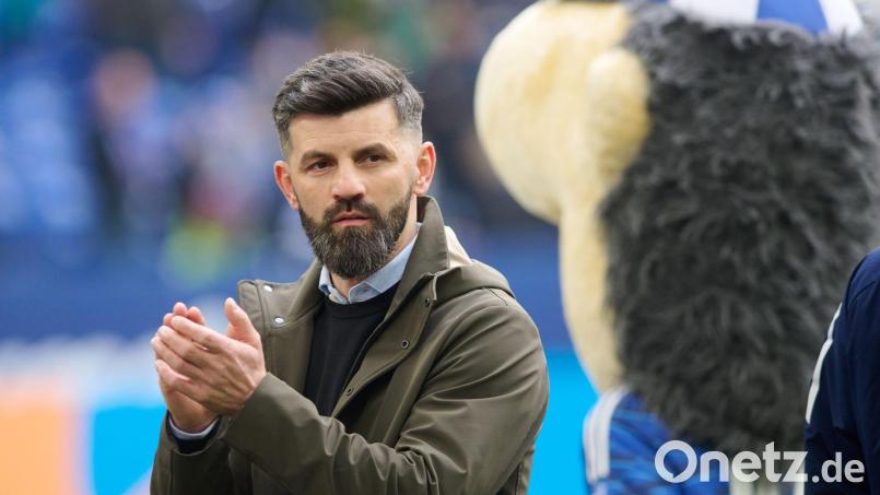 Schalkes Trainer Miron Muslic muss möglicherweise auf Torhüter Karius verzichten. (Archivbild) Bild: Bernd Thissen/dpa