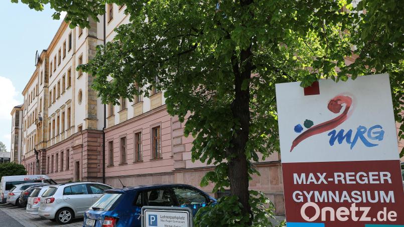 Das Max-Reger-Gymnasium ist eine der neuen Haltestellten auf der Fahrt der Linie 454. Symbolbild: Wolfgang Steinbacher