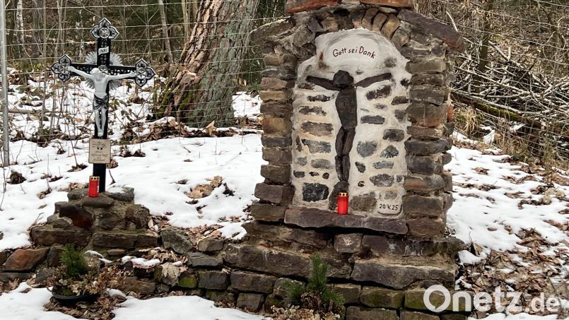 Schmerzhafte Erinnerung und Dankbarkeit sind vereint an der alten Straße am Ochsenschlag: Franz Kredler hat dieses Marterl-Ensemble "Zweisamkeit" genannt. Bild: mma