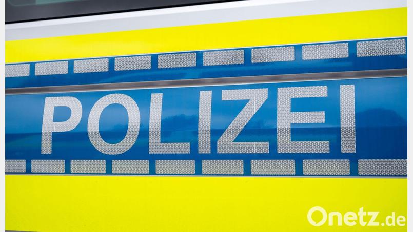 Nach der Kollision zwischen einem Schulbus und einem Auto blieb von beiden Fahrzeugen nur noch ein Totalschaden übrig. (Symbolbild) Bild: Daniel Vogl/dpa