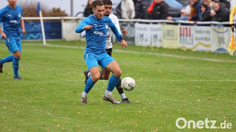 Der SV Schwandorf-Ettmannsdorf (blau) hat am Wochenende Pause. Die Partie gegen die SpVgg Lam wurde abgesagt. Archivbild: Dieter Jäschke