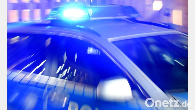 Nach einem Angriff in Neumarkt in der Oberpfalz hat die Polizei zwei mutmaßliche Täterinnen ermittelt. (Symbolbild) Bild: Carsten Rehder/dpa