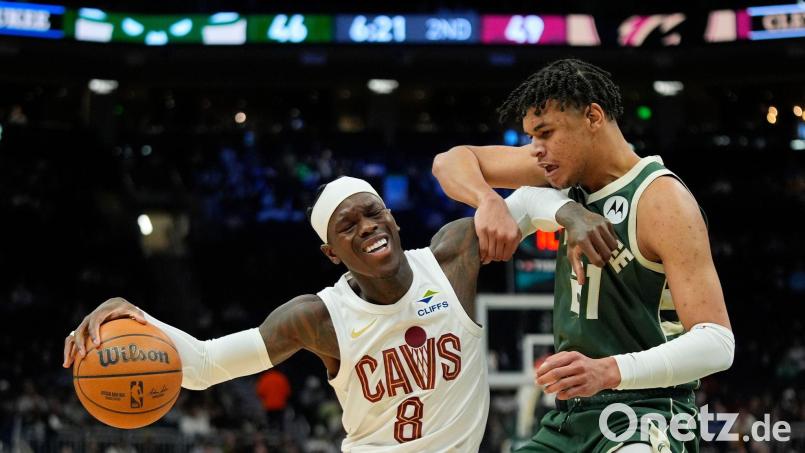 Dennis Schröder (l) stand bei Cleveland in der Startformation. Bild: Aaron Gash/AP/dpa