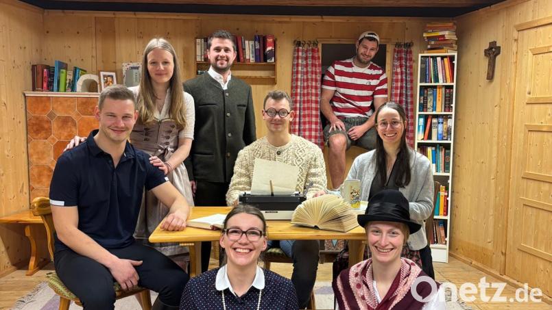 Die Theatergruppe der KLJB Weidenthal probt schon fleißig für die Aufführung des bayerischen Schwanks „Breznknödl-Deschawü“ von Ralph Wallner. Bild: Anna Forster