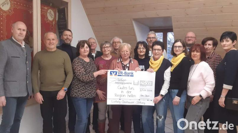 Der 1. Vorstand der „Ludwig-Donhauser-Stiftung“ Werner Wendl (links) und sein Stellvertreter Hans-Martin Strobl (2. Von links) überreichten Spenden in der Gesamthöhe von 25.000 Euro an gemeinnützige und soziale Einrichtungen. Erlöst wurde die Summe aus Pachteinnahmen für die Donhauser-Flächen und dem Erbpacht der Hofstelle. Bild: Hannah Geitner