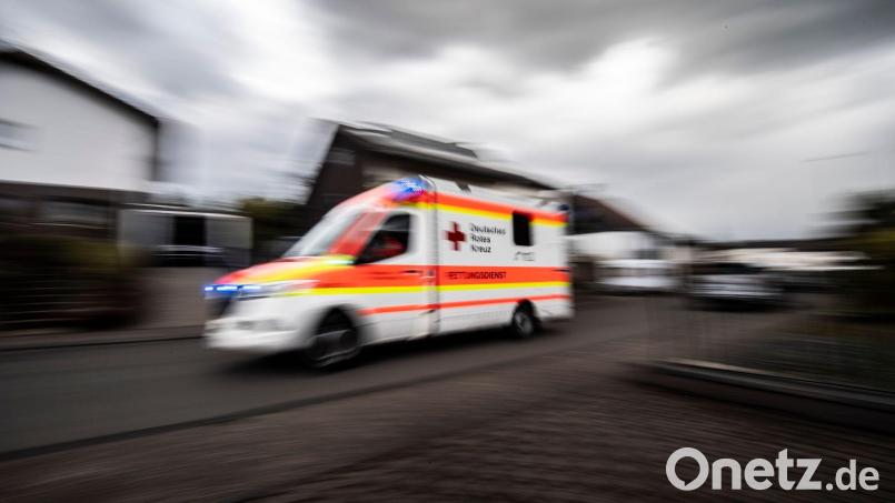 Ein schwer verletzter Baggerfahrer kam nach einem Arbeitsunfall ins Krankenhaus. Symbolbild: Boris Roessler/dpa