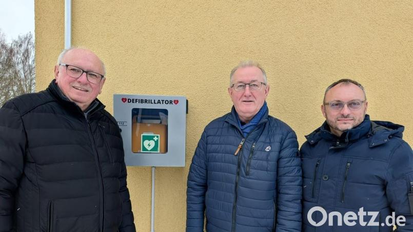 Dritter Bürgermeister Ewald Zetzl, der Leiter der Firma MLD Josef Wiesent und Bürgermeister Markus Bauriedl freien sich über das neue Gerät, das Leben retten kann. Bild: Ewald Zetzl