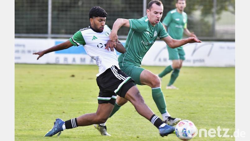 Energisch geführter Zweikampf zwischen Timo Kohler (rechts) von der DJK Gebenbach und Geremi Perera (links) vom SC Eltersdorf. Der Gebenbacher Kapitän ist zuversichtlich, dass seine Mannschaft nichts mit dem Abstieg zu tun haben wird. Archivbild: Hubert Ziegler