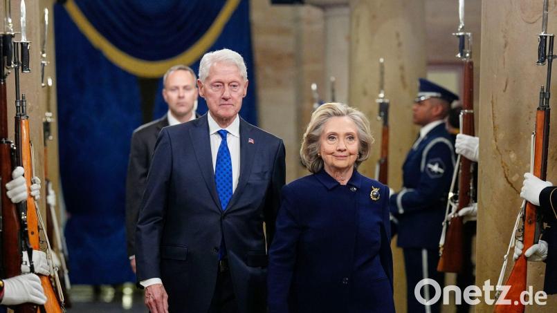 Lange weigerten sie sich, doch nun werden die Clintons vor dem Kongress aussagen. (Archivbild) Bild: Melina Mara/Pool The Washington Post/dpa