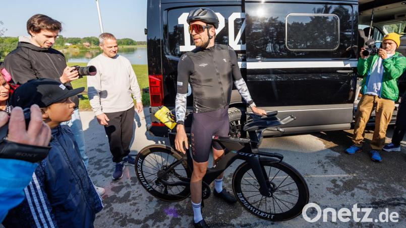 Jonas Deichmann will mit seiner Freundin Josefine Rutkowski auf dem Rad Europa umrunden. (Archivbild) Bild: Daniel Karmann/dpa