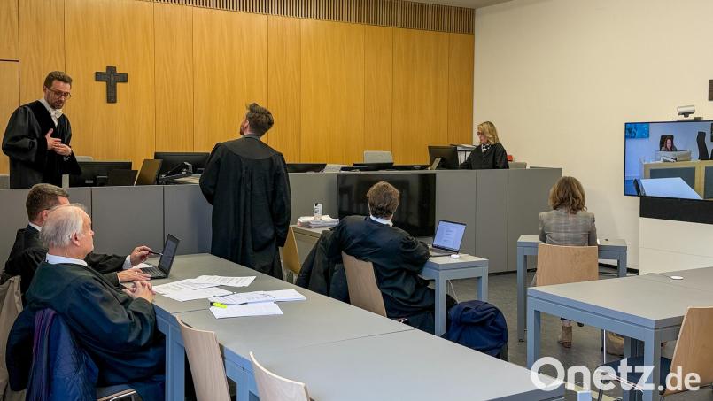 Andere Sitzordnung, ein großer Monitor, Kamera und Mikrofon: Im Champagner-Prozess stehen die Videovernehmungen bevor. Bild: Leon Karwath