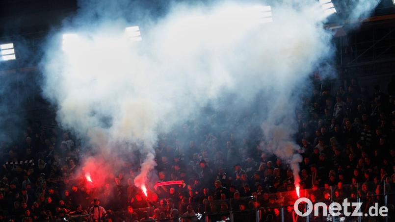 Wegen des Zündelns von Pyrotechnik durch Fans wurde der FC Bayern II nun bestraft. Symbolbild: Joan Monfort/AP/dpa