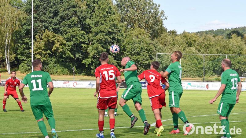 Wie schaut der Fußballkreis aus, in dem der TSV Konnersreuth (rote Trikots) und der VfB Rehau in ein paar Jahren spielen? Bild: Gebert