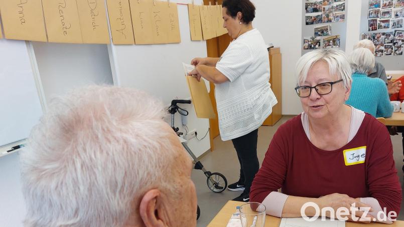 Inge interessiert sich für Kultur- und Museumsbesuche, engagiert sich bei den Omas gegen rechts, sie lernt Englisch und ist sportlich sehr aktiv. Ihr Gegenüber liebt den Golfsport. Bild: mfh