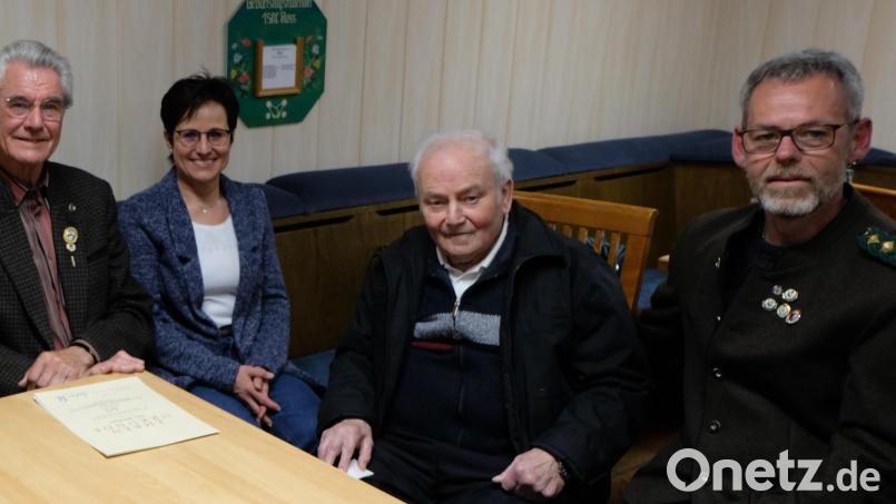 Bei den Sportschützen fühlte er sich Buwer Witzl (rechts) wie zu Hause. Links neben ihm seine Tochter Petra. Archivbild: Fred Lehner