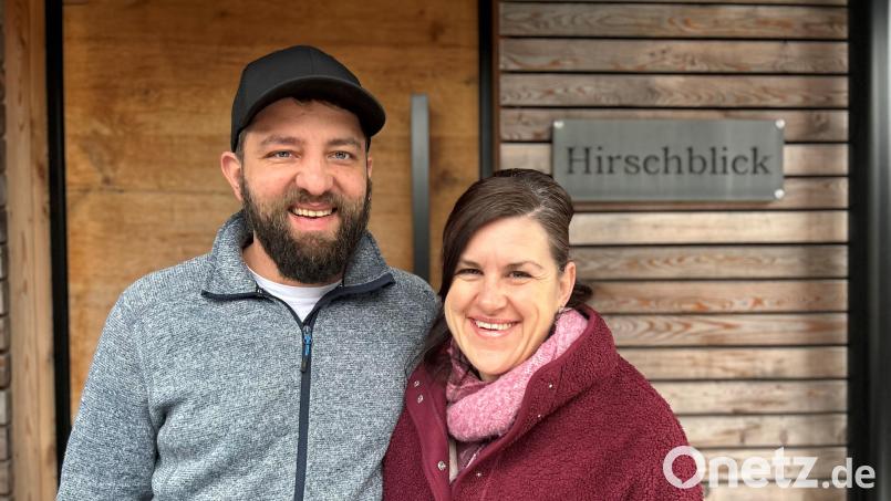 Johannes und Christine Maurer freuen sich über die Bestätigung ihrer fünf Sterne für ihre beiden Modul-Ferienhäuser "Hirschblick" und "Schlossblick" in Neuenhammer bei Georgenberg. Bild: ck