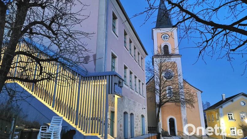 Die Gemeindekanzlei Thanstein befindet sich im Bürgerhaus (links). Wer hier künftig das Bürgermeister-Büro bezieht ist noch völlig offen, denn es gibt keinen Kandidaten. Bild: Portner