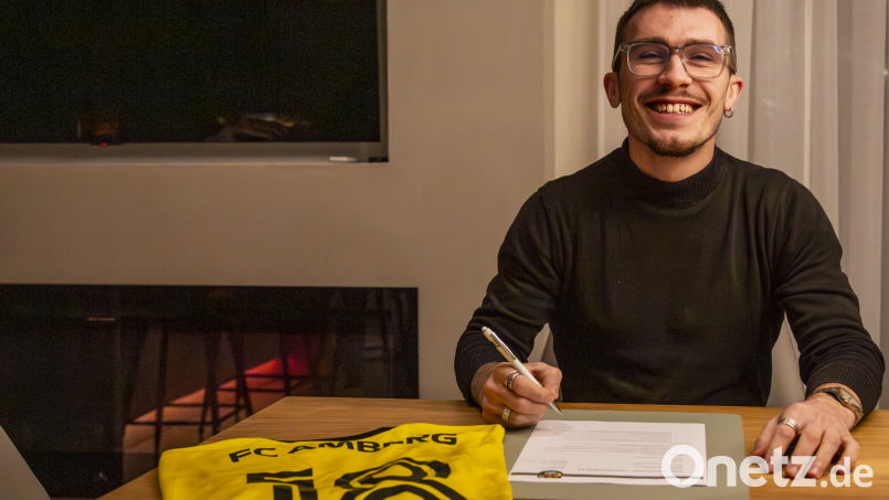 Fernando Roesler unterschreibt beim FC Amberg einen Zweijahresvertrag. Bild: FC Amberg | Matthias Reuß