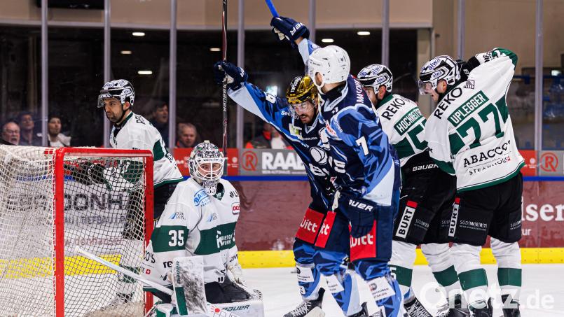 Jubel bei Alex-Oliver Voyer und Luca Gläser (blaue Trikots) nach einem Treffer gegen die Bietigheim Steelers am vergangenen Sonntag. Vor den Duellen gegen Düsseldorf und Crimmitschau liegt nun die erste volle Trainingswoche unter Chefcoach Alan Letang hinter den Devils. Bild: Werner Moller