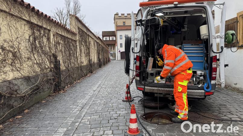 So sieht es aus, wenn ein Kanal im "Inliner"-Verfahren saniert wird: In der Paulanergasse und ihren Seitengassen in Ambergs Altstadt geschieht das gerade. Hier muss nichts aufgegraben werden, die Experten arbeiten unterirdisch über die Kanalschächte. Bild: Heike Unger