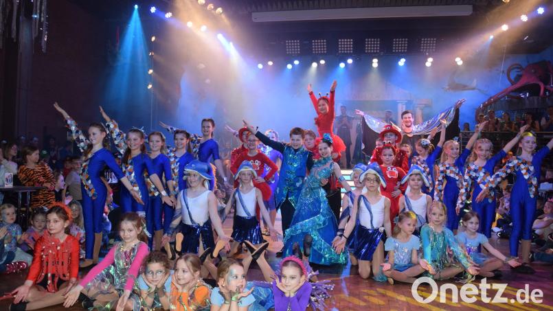 Ein buntes Bild bot die Kindergarde am Ende ihres letzten Auftritts unter dem Motto "Im Zauber des Ozeans" Bild: fla