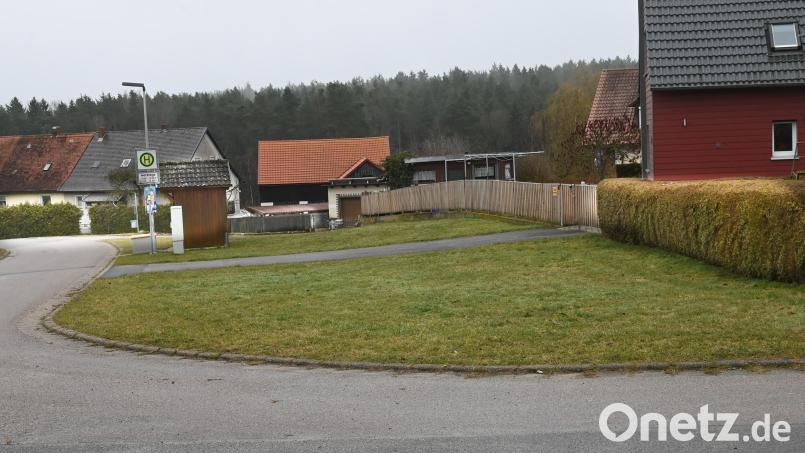 In der Wirnsrichter Ortsmitte nahe des Buswartehäuschens soll ein Dorftreff mit Sitzgelegenheiten, kleinem Spielplatz und Beschattung entstehen. Die AOVE fördert das Projekt. Bild: Gerhard Franz
