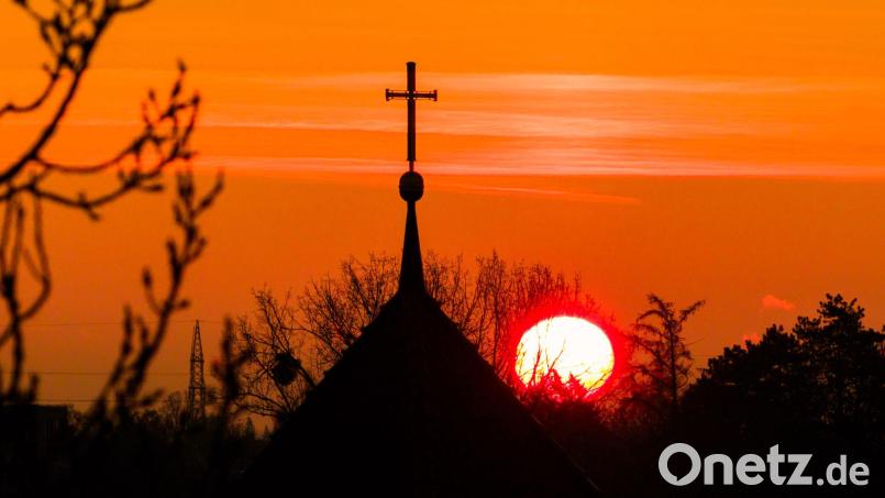 Die katholische Kirche in Deutschland will sich in Rom die Erlaubnis einholen, dass auch Laien in Messen predigen dürfen. (Symbolbild) Bild: Julian Stratenschulte/dpa