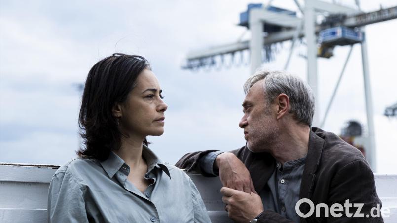 Derya (Özgü Namal, links) und Aziz (Tansu Biçer) spielen in "Gelbe Briefe" ein Künstlerehepaar, das vor einer schweren Probe steht. Bild: Alamode Film/dpa