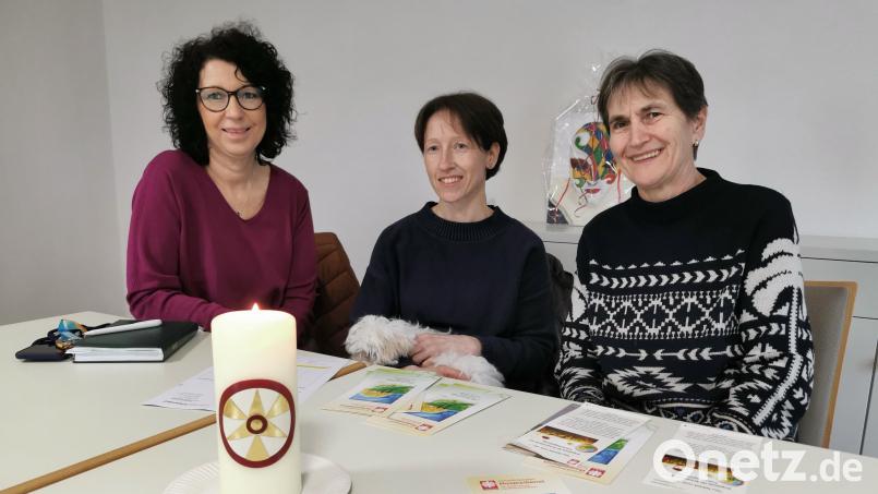 Die beiden ehrenamtlichen Hospiz- und Trauerbegleiterinnen Anni Prey (von rechts) und Ulrike Bindl leiten ab Mai ein Begegnungscafé in Oberviechtach. Hospizkoordinatorin Stefanie Dötzlhofer
vom Hospizdienst der Caritas für den Landkreis Schwandorf unterstützt dabei. Bild: Portner