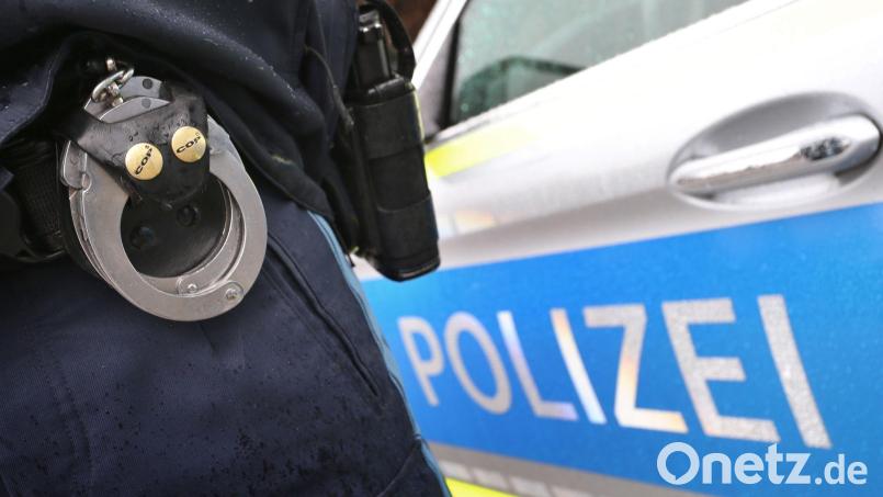 Neben einem Krankenhaus in Marktredwitz stellt die Polizei mehrere mutmaßlich gestohlene E-Bikes sicher. (Symbolbild) Bild: Karl-Josef Hildenbrand/dpa