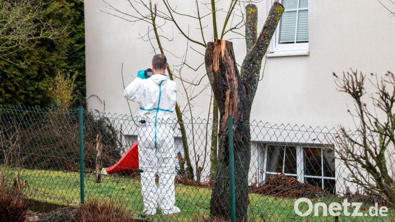 Nach dem Fund der Leichen sicherten Spezialisten Spuren rund um das Mehrfamilienhaus in Strullendorf. Archivbild: Daniel Vogl/dpa