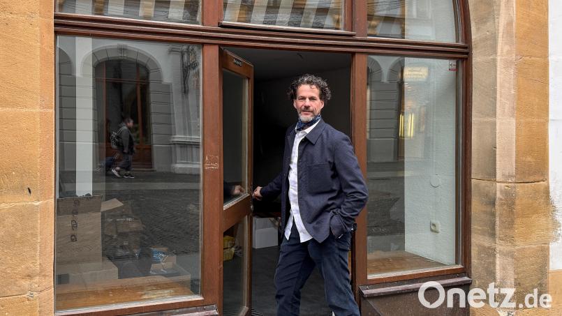 Sebastian Baron von der Recke zieht mit seiner Goldschmiede ins Amberger Rathaus – er hofft beim neuen Standort auf mehr Laufkundschaft. Bild: Petra Hartl