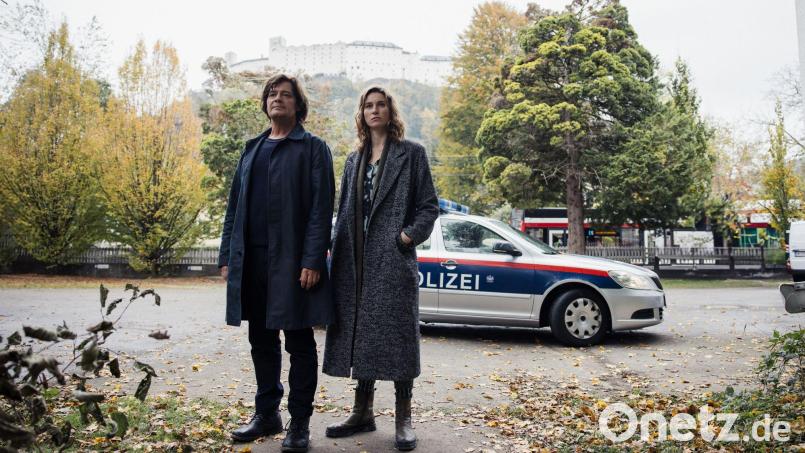 Kriminalpsychologe Meiberger (Fritz Karl) und Kommissarin Grünwald (Lisa Schützenberger) auf dem Weg zu den Eltern des zweiten Opfers in einer Szene aus der Folge "Tod am Wolfgangsee" aus der Krimireihe "Der Salzburg-Krimi" (undatiert). Bild: Victoria Herbig/ARD/dpa