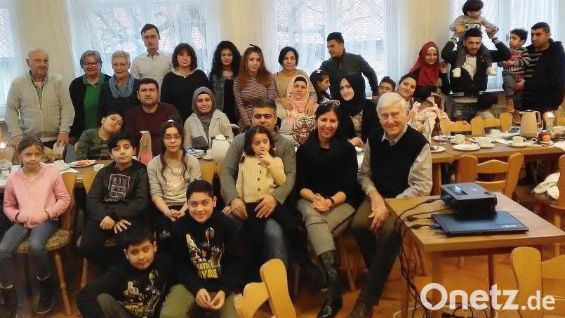 Die Nachbarschaftshilfe war stark gefordert, als eine große Zahl von Geflüchteten in Brand untergebracht und versorgt werden musste. Das Foto entstand bei einem Treffen von Helfern und Flüchtlingen. Bild: ld