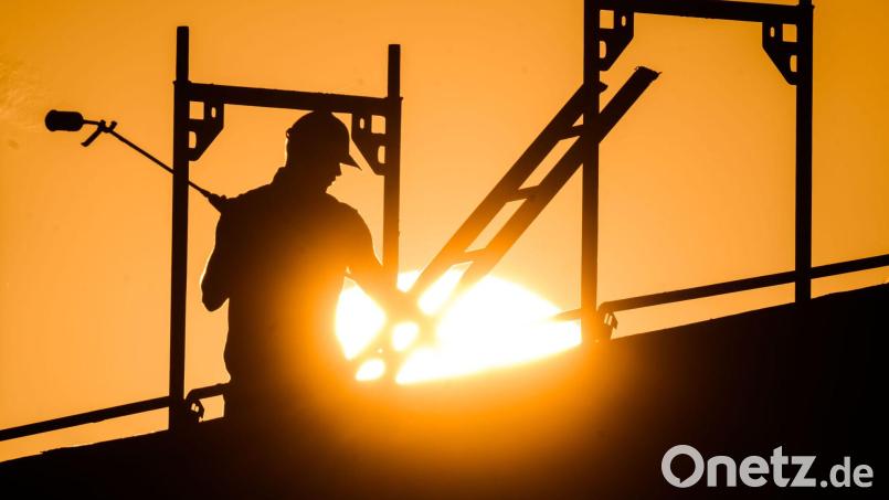 In Amberg und im Landkreis Amberg-Sulzbach gibt es laut Agentur für Arbeit unter anderem im Baugewerbe etliche freie Stellen. Symbolbild: Julian Stratenschulte/dpa