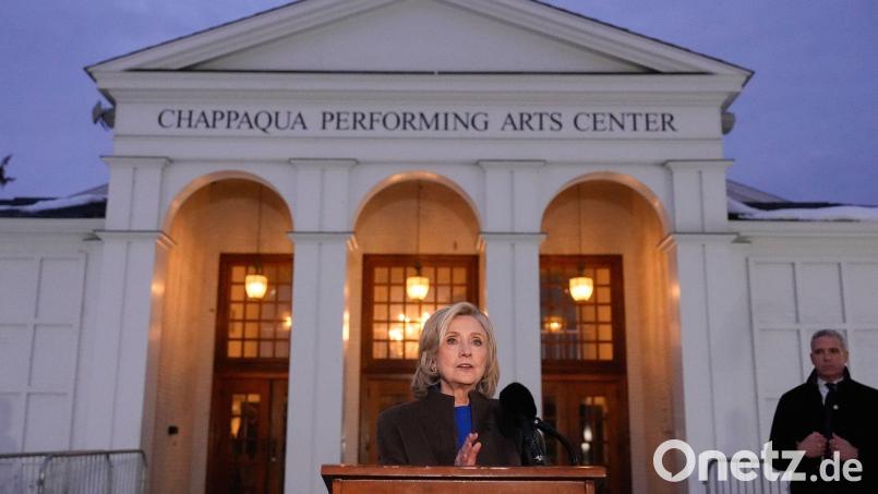 Hillary Clinton tritt nach ihrer Aussage vor einem Ausschuss des US-Kongresses im Zuge der Aufarbeitung des Epstein-Skandals vor die Presse. Bild: Yuki Iwamura/AP/dpa