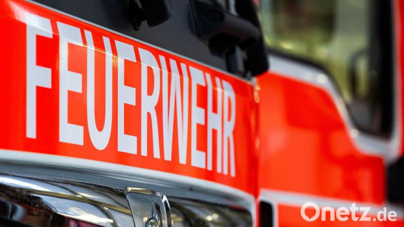 Mehr als sieben Stunden waren Feuerwehrleute auf der Bundesstraße zugange. (Symbolbild) Bild: Soeren Stache/dpa