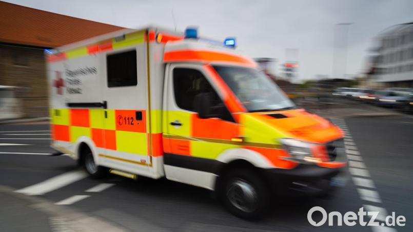 Sanitäter bringen die beiden Schwerverletzten in ein Krankenhaus. (Symbolbild) Bild: Nicolas Armer/dpa