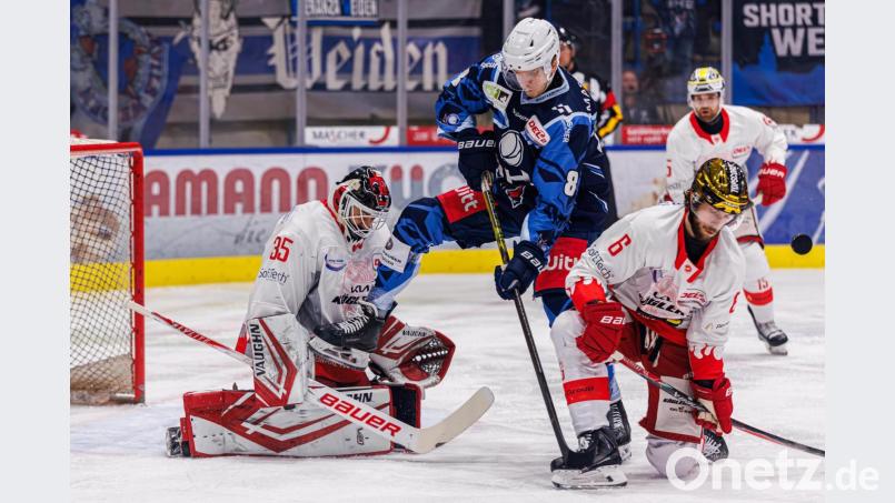 Akrobatischer Einsatz von Neal Samanski (Mitte) vor dem Bad Nauheimer Tor von Gerald "Jerry" Kuhn. Bild: Werner Moller