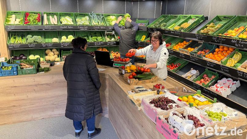 Das Sortiment im Hofladen Hösl in Perschen wächst ständig. Annette Hösl, die gerne Kunden bedient, freut sich über die neue, maßangefertigte Ladeneinrichtung. Bild: Christof Hösl