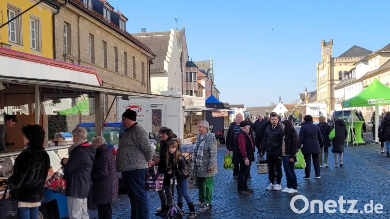Lange Schlangen bildeten sich im Vorjahr zum Auftakt der Wochenmarkt-Saison an den Fischständen von Wolfgang Veigl aus Haunritz und von Fischzucht Prechtl aus Mehlmeisel. Archivbild: Romina Passon-Pühl/exb